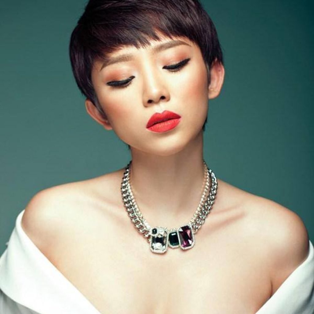 Gái Xinh Cute Đeo Kính Khám Phá Góc Nhìn Nghệ Thuật Và Trách Nhiệm Xã Hội